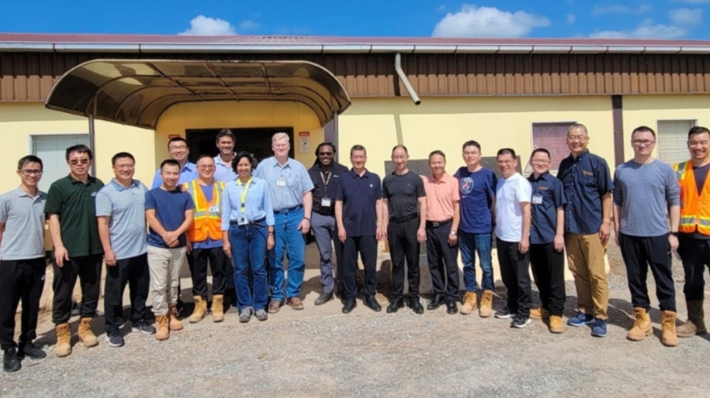 El presidente de Zijin Mining visita la mina de oro Rosebel en Surinam